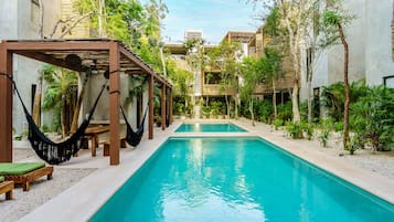 2 albercas al aire libre