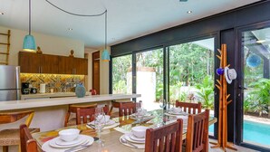 Biệt thự Cao cấp, 4 phòng ngủ, hồ bơi riêng, quang cảnh hồ bơi | Khu vực ăn uống tại phòng