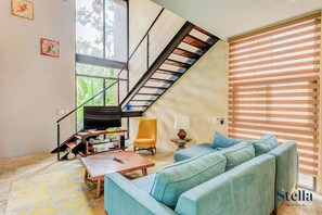 Villa de lujo, 4 habitaciones, alberca privada, vista a la alberca | Área de sala de estar