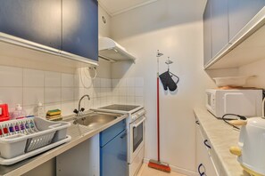 Refrigerador, parrilla de estufa y cafetera y tetera 