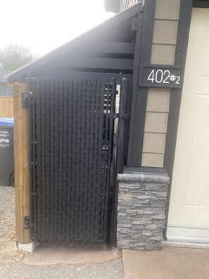 Exterior detail - 2 bedroom Mountain View suite in Beautiful Penticton (Penticton)