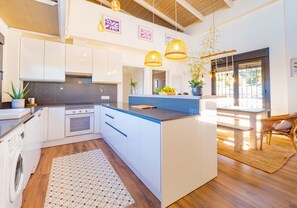 Een koelkast, een magnetron, een oven, een vaatwasser