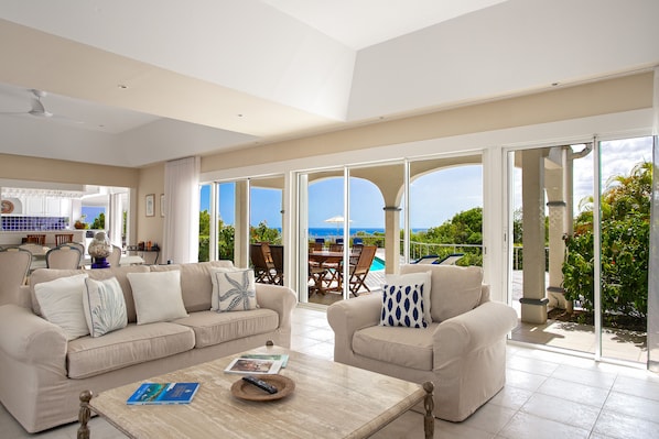 TV connectée, livres, chaîne hi-fi