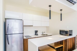 Studio, 1 très grand lit | Coin cuisine privé | Batterie de cuisine, vaisselle et ustensiles