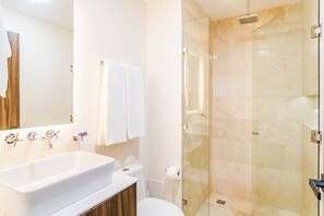 Studio, 1 Tempat Tidur King | Kamar mandi | Shower dan handuk