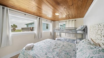 5 bedrooms, desk, iron/ironing board, travel crib