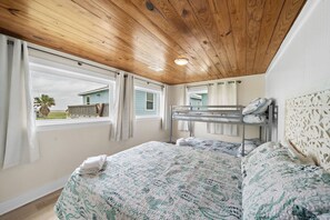 5 slaapkamers, een bureau, een strijkplank/strijkijzer, reisbedje
