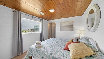 5 bedrooms, desk, iron/ironing board, travel cot