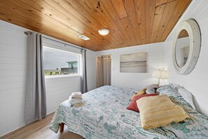 5 chambres, bureau, fer et planche à repasser, lit parapluie