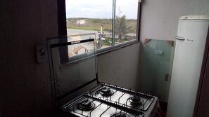 Fridge, microwave, stovetop, cookware/dishes/utensils - Arraial do Cabo - Room 212 - Subuai Village - Economic Rent (RJ)