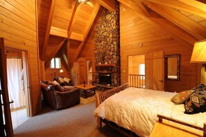 4 bedrooms, desk, iron/ironing board, free WiFi