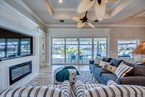 TV connectée, cheminée, chaîne hi-fi