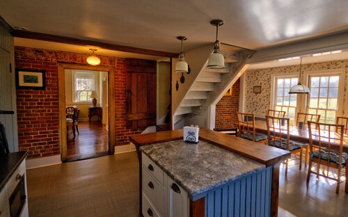 Private 18th Century Farmhouse in Virginia Wine Country with Hot Tub