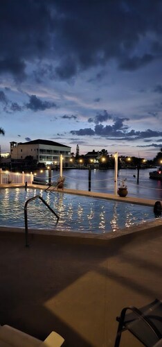 Funshine Pointe Capri: Dolphins at Your Door - Pool & Intracoastal