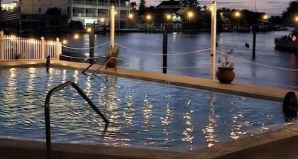 Funshine Pointe Capri: Dolphins at Your Door - Pool & Intracoastal