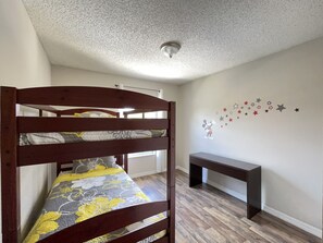 3 bedrooms, desk, iron/ironing board, free WiFi - Modern Friendly Family Townhome near Disney Parks (Kissimmee)