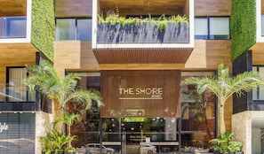 Un edificio moderno con un cartel que dice "The Shore" y "Stella Rentals".