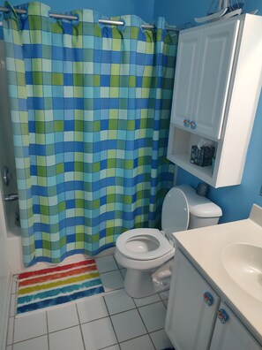 シャワー付き浴槽、タオル、石鹸、トイレットペーパー