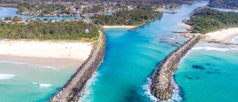 Una spiaggia nelle vicinanze, lettini da mare