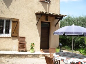 Outdoor dining - LA BASTIDE DES TROIS PINS (TANNERON)