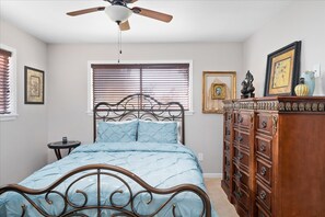 Room - NEW to VRBO! 3/2 French country style house with a gorgeous CANYON LAKE VIEW! (Canyon Lake)