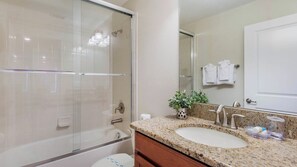 Sèche-cheveux, serviettes fournies, savon, shampoing