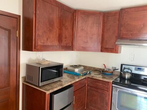 Een koelkast, een magnetron