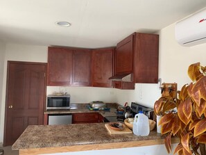 Een koelkast, een magnetron