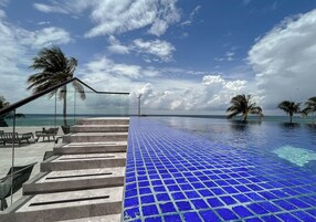 Piscina externa, espreguiçadeiras