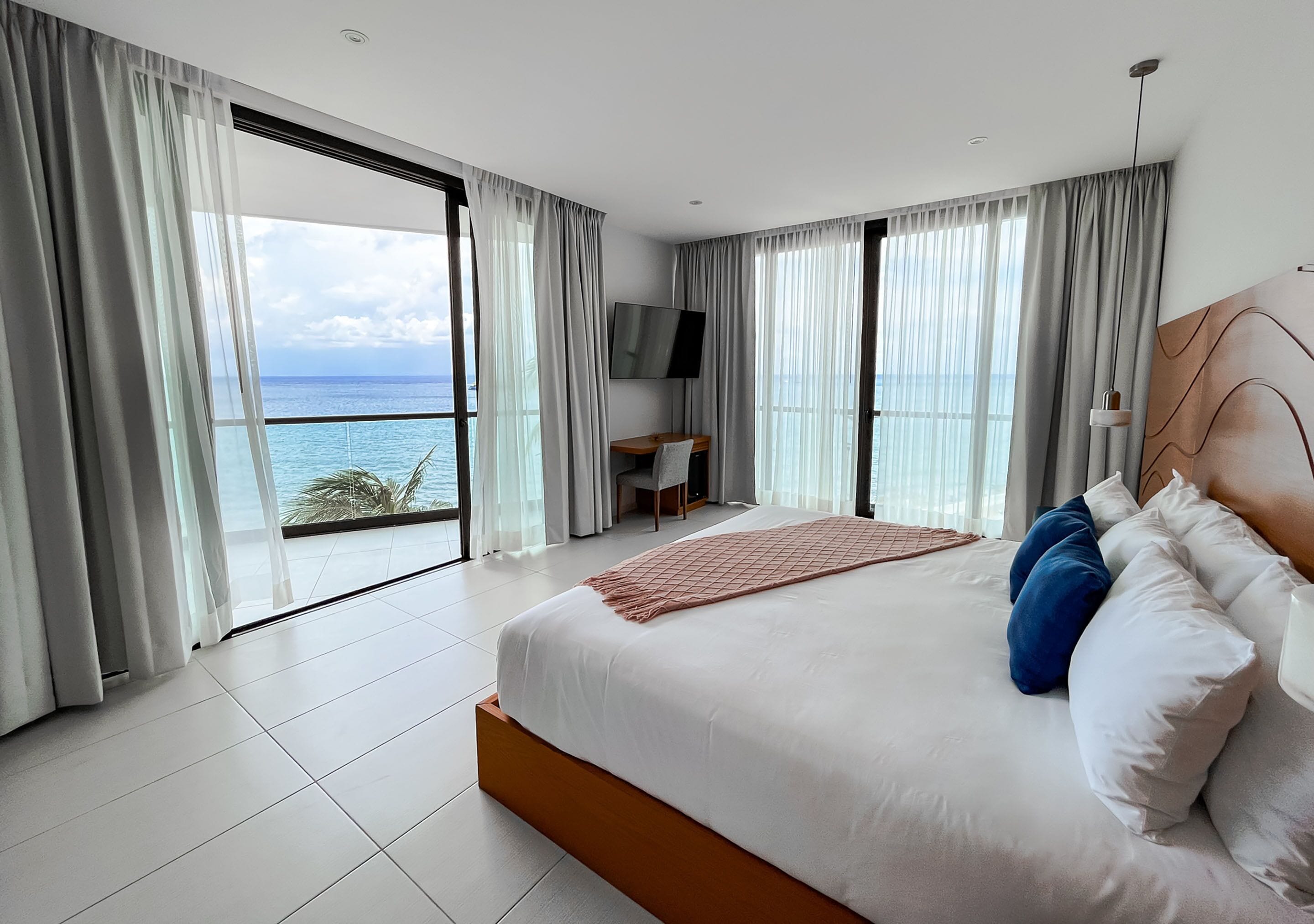 Deluxe kamer | Een minibar, een kluis op de kamer, individueel gedecoreerd, een bureau