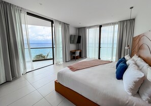 Deluxe Room | Minibar, in-room safe, individually decorated, desk - Hotel Puerto Libre Cozumel (Cozumel)