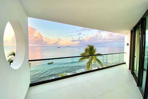 Quarto luxo, 1 cama King, para não fumantes, vista para o oceano | Frigobar, cofres nos quartos, individualmente decorados, escrivaninha