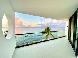 Minibar, caja de seguridad en la habitación y decoración personalizada 