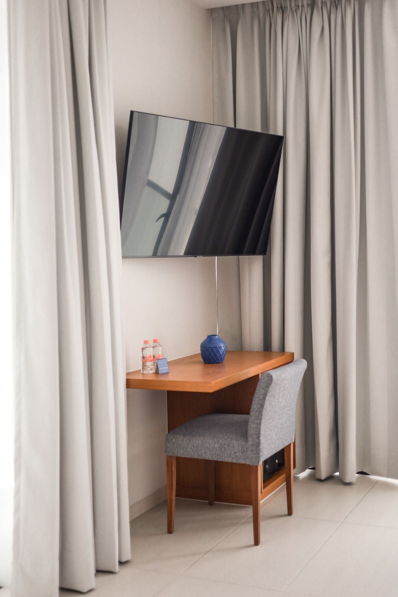 minibar, in-room safe, individually decorated, desk