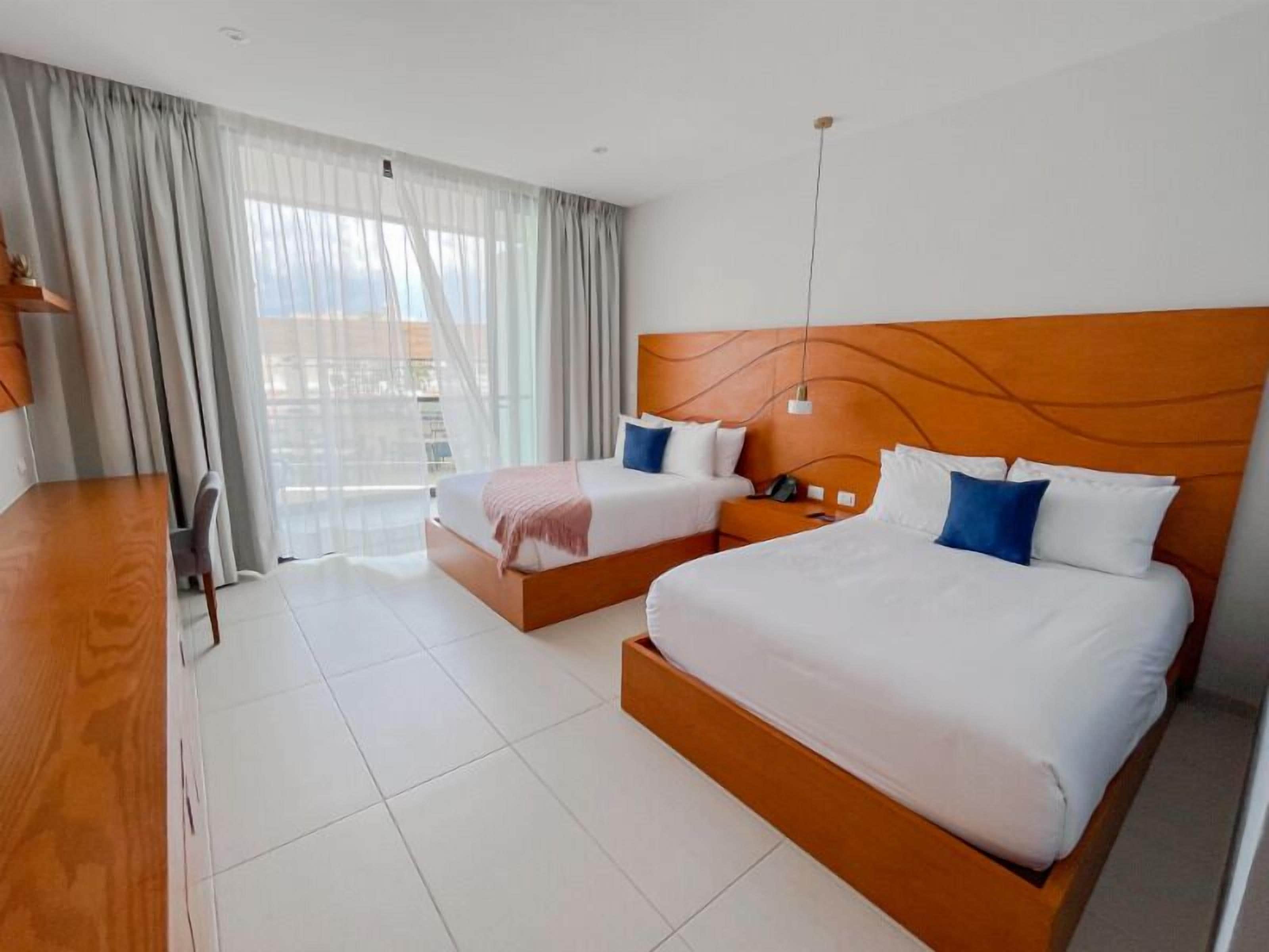 STANDARD DOUBLE ROOM SNACKBAR VIEW | Minibar, in-room safe, individually decorated, desk