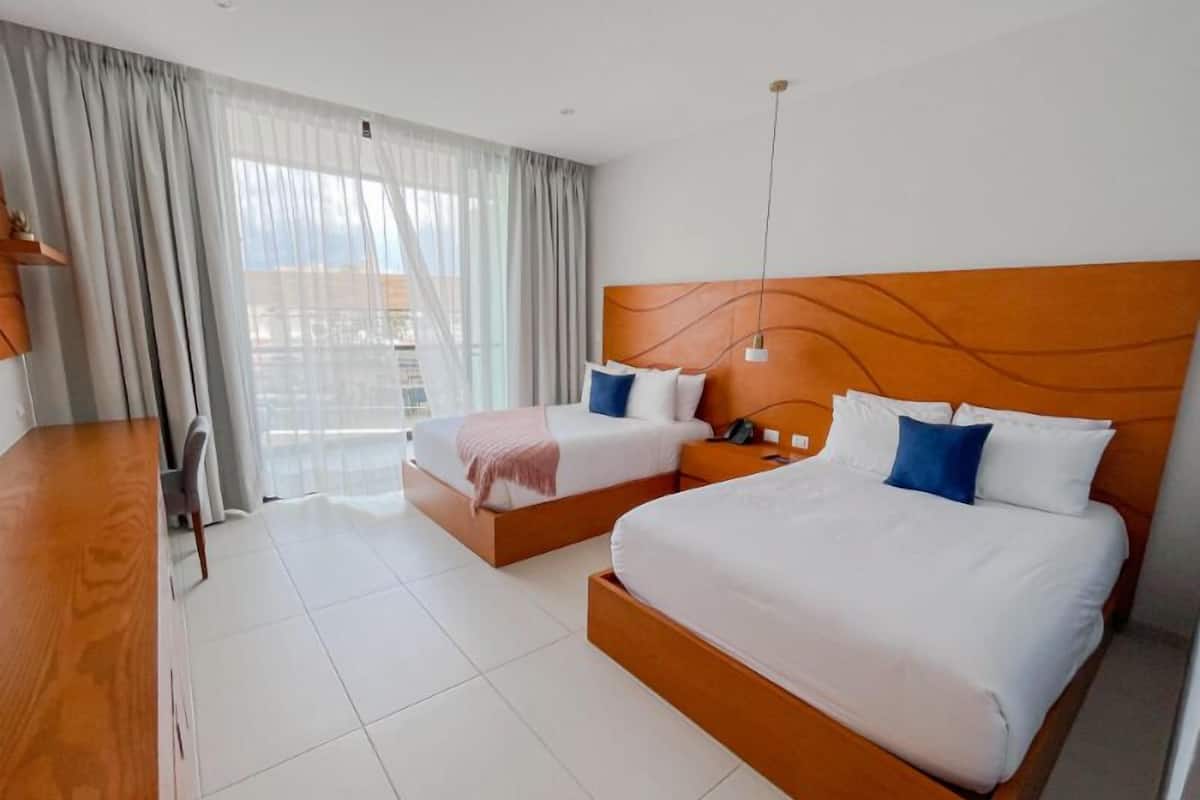 STANDARD DOUBLE ROOM SNACKBAR VIEW | Minibar, in-room safe, individually decorated, desk