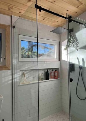 Douche, sèche-cheveux, serviettes fournies