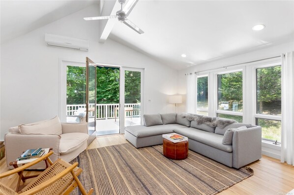 Smart TV - Walk to Breakwater Beach in Heart of Wine Country (Mattituck)