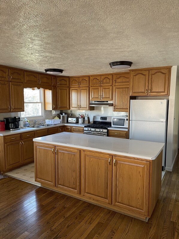 Fridge, microwave, oven, stovetop - Pets, Families & Hunters Welcome (Crofton)