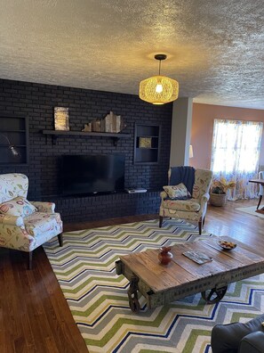 Smart TV - Pets, Families & Hunters Welcome (Crofton)