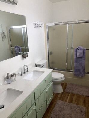 Combined shower/tub, hair dryer, towels, soap - Sunset Sanctuary  (Crescent City)