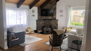 TV connectée, cheminée, livres
