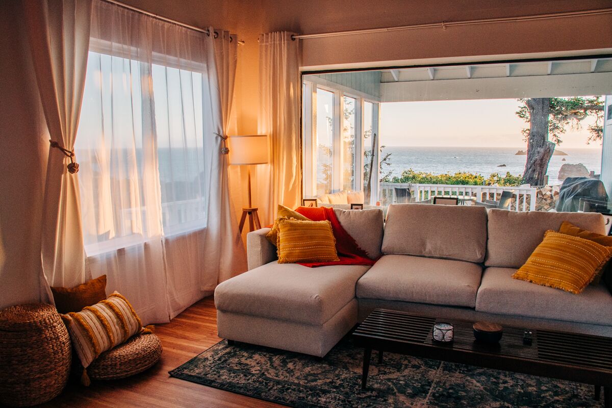 Una Smart TV, una chimenea, libros