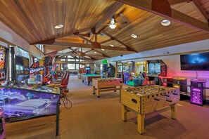 Games room - Deerpath Hideaway - Roomy Northstar Home with Private Hot Tub, Pool Table, and Amenity Access (Truckee)