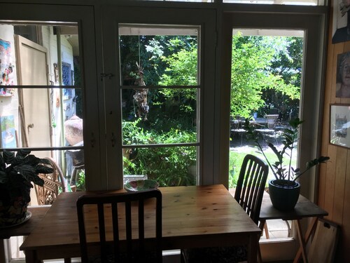 Spacious architect designed family home in the serenity of Surrey Hills 3127