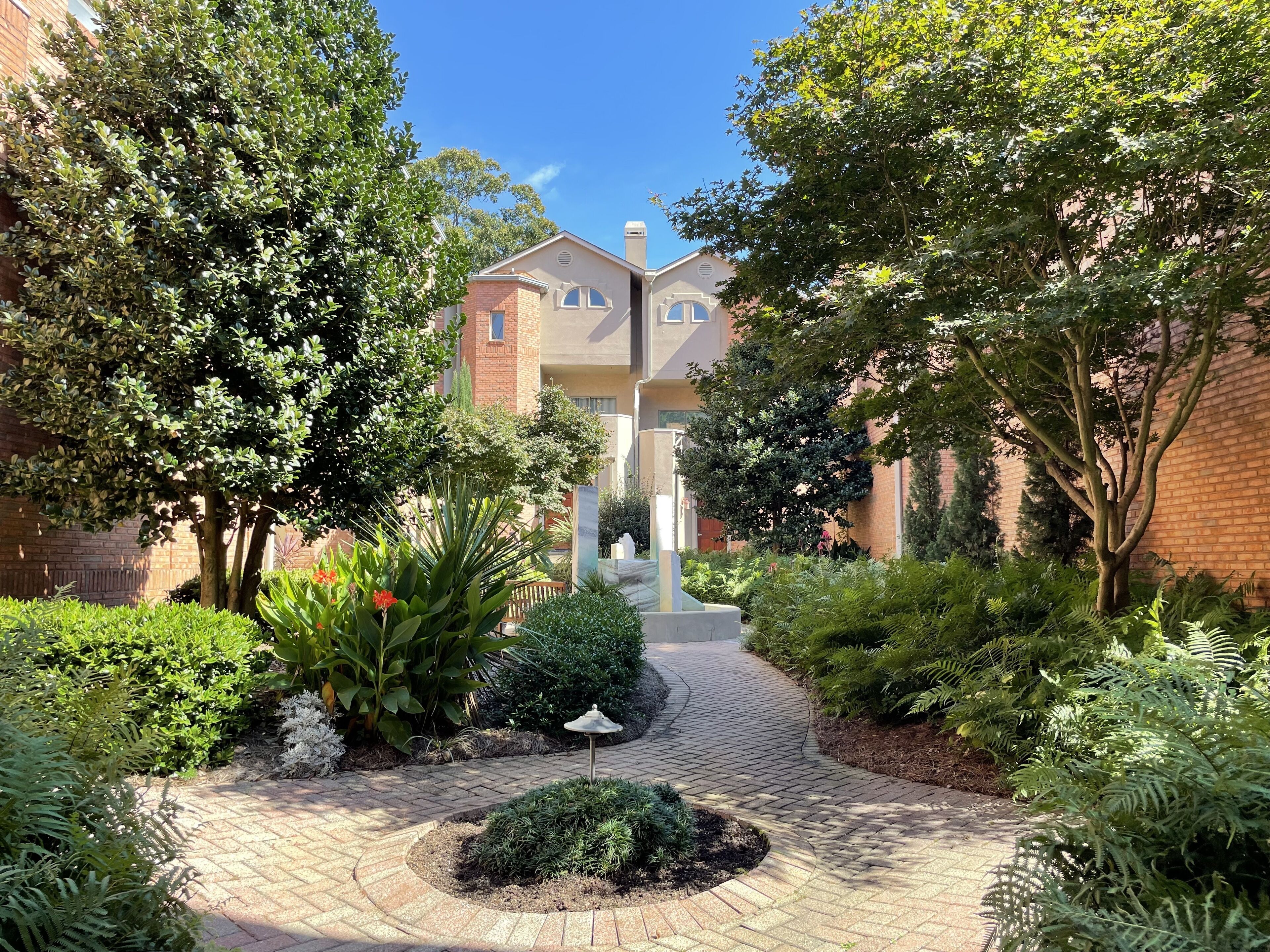 Central Townhouse with Garage and Ensuite Bedrooms