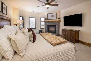 4 bedrooms, desk, iron/ironing board, travel crib - CRBC - Heart of BC Village, AC, Ski in/out, 2 Master Suites, Walk to Everything (Beaver Creek)