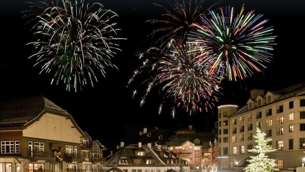 Ein historisches Gebäude mit traditioneller Architektur, einem zentralen Platz und einem Weihnachtsbaum.