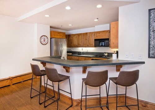 Charlie's Slopeside: Ski-In/Out in Heart of Beaver Creek, Ice Rink Views, Walk Everywhere