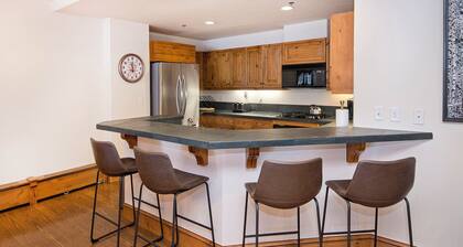 Charlie's Slopeside: Ski-In/Out in Heart of Beaver Creek, Ice Rink Views, Walk Everywhere